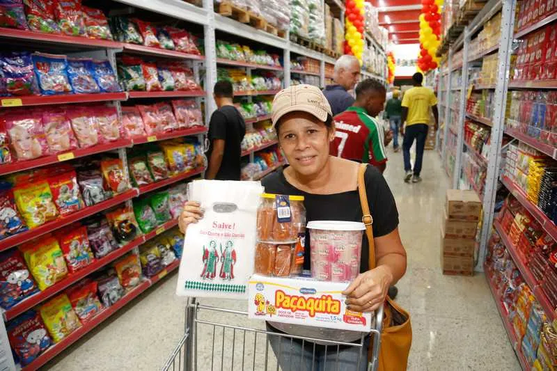 A dona de casa Cláudia Ângelo herdou da mãe a tradição de dar doces no Dia de Cosme e Damião