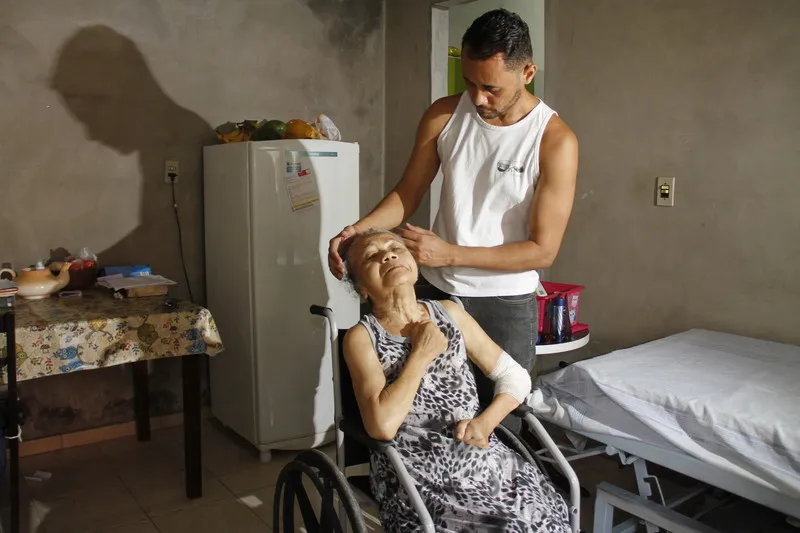 Eduardo deixou o emprego de auxiliar administrativo para cuidar da mãe, que está acamada