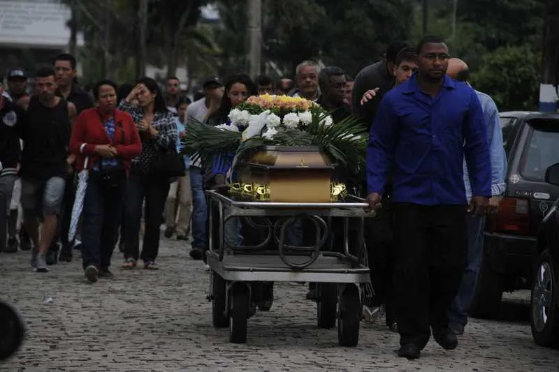 Cerca de 100 pessoas se despediram de Carmelindo ontem