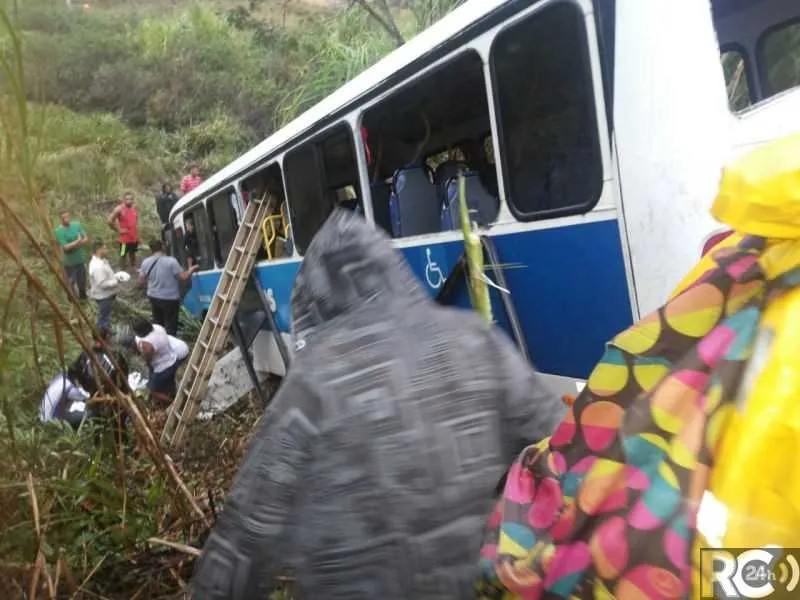 O veículo tombou na Rodovia Amaral Peixoto (RJ 106), na altura da região do Amanteigado