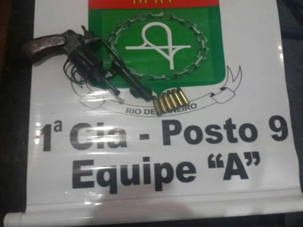 O revólver, com três muinições intactas, foi apresentado na Central de Flagantes da 125ª DP