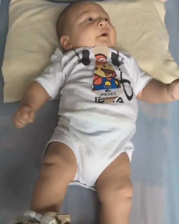 Antônia Fontenelle acordou ontem toda feliz para comemorar o segundo mês de vida de seu filho Saltavore. Em seu perfil no Instagram, a apresentadora compartilhou vídeo do pequeno, que é fruto de seu relacionamento com Jonathan Costa. “Vamos pular! Vamos pular! Vamos pular! hoje vai ter uma festa, bolo guaraná muito doce pra você!”, escreveu a mamãe coruja na legenda das imagens em que o menino aparece sacudindo as pernas e brincando.