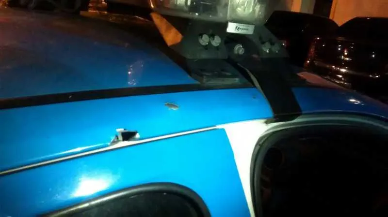  Viatura acabou atingida por dois disparos em rua de Neves