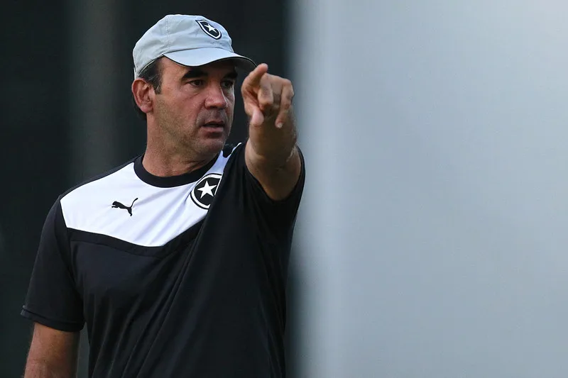 Ricardo Gomes teve que se “desdobrar” para escalar o time