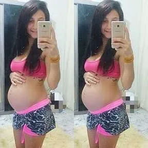 Thalyta Santos, mulher da cantora Pepê, que faz dupla com a irmã Neném, não vê a hora de ver os seus gêmeos, Gael e Enzo Fabiano, nascerem. Na madrugada da última quinta-feira, 22, a corretora de imóveis compartilhou um selfie seu exibindo o barrigão de grávida de cinco meses. “Então vem, que eu conto os dias conto as horas para te ver”, declarou a moça na legenda da foto. Thalyta será mãe graças uma inseminação artifical.

