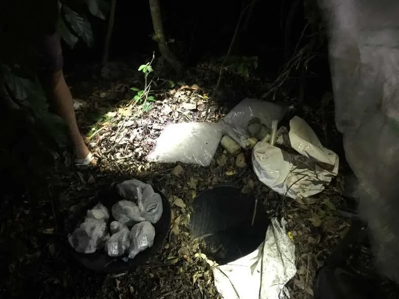 Os policiais militares acharam as buchas de maconha enterradas num terreno em Tamoios