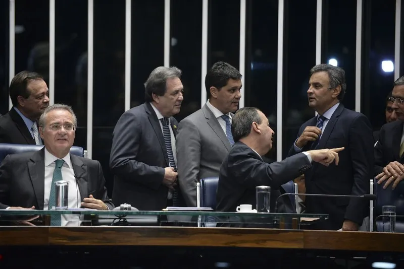 Senadores começaram sessão com atraso de uma hora e os intervalos foram maiores que o planejado