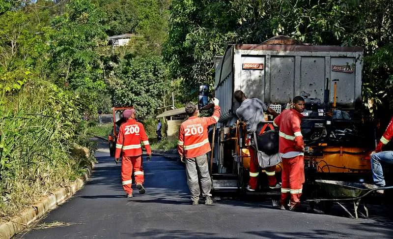 A Rua está sendo pavimentada desde a esquina com a Rua Luiz Fernando dos Santos Caetano