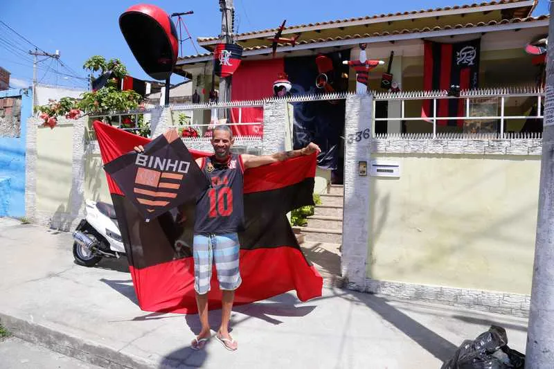O mecânico Robson de Mattos enfeitou a fachada da casa com objetos pintados de vermelho e preto