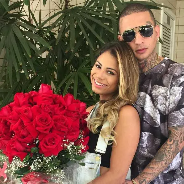A cantora Lexa dividiu na última sexta-feira, 23, um momento romântico com seus seguidores do Instagram. A jovem mostrou uma imagem em que aparece abraçadinha com o noivo, Mc Guimê, e se declarou ao amado na legenda do clique: "Te amo  #4meses #noivado". Na imagem, Lexa aparece com um belo buquê de flores. Seguidores se encantaram pelo registro: "O casal que mais admiro", disse um. "Casal perfeito" acrescentou outro.