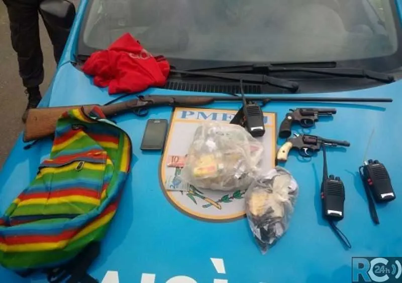 Com os acusados, a PM encontrou uma mochila com armas, maconha e uma quantia em dinheiro