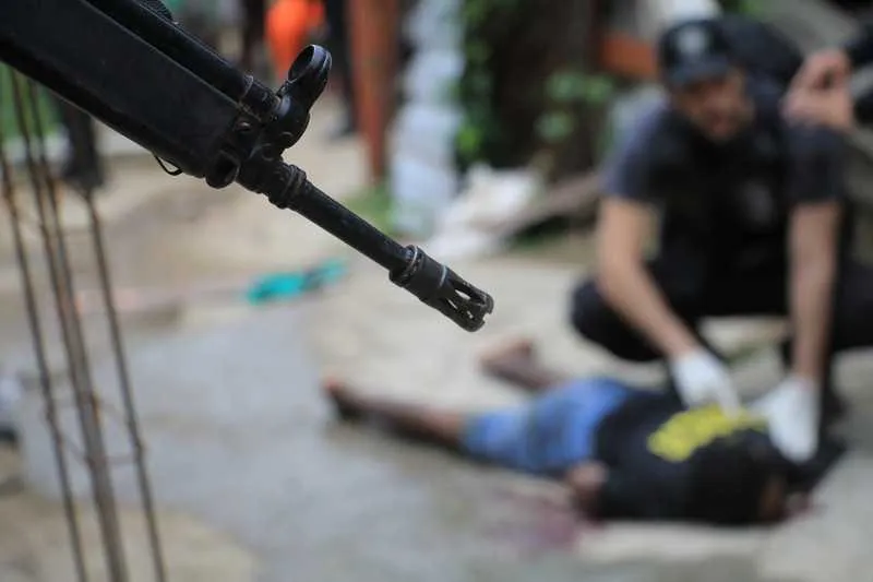 William da Conceição Miguel, de 19 anos, foi atingida por bala perdida no pescoço e nas costas