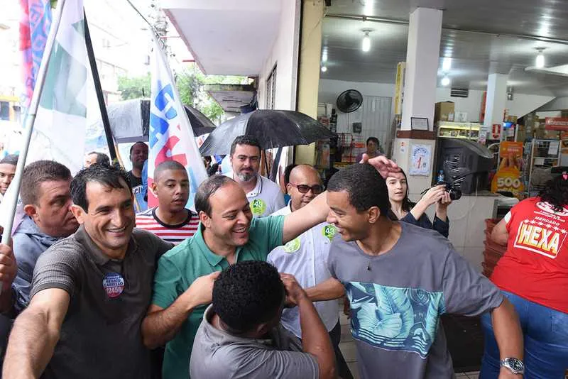 Rodrigo Neves cumprimentou moradores e comerciantes