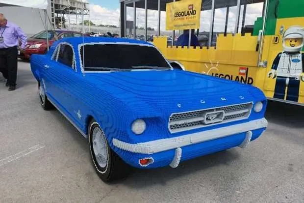Para a execução dessa réplica, foram utilizadas 194.900 peças de Lego, gerando um Mustang de mais de 4,5 metros de comprimento e 1,8 metro de largura
