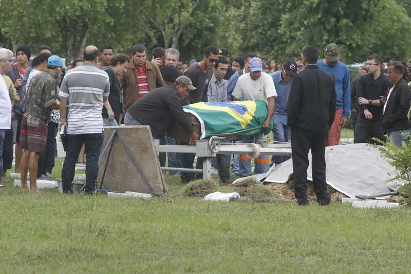 Mais de 450 pessoas se despediram do político ontem