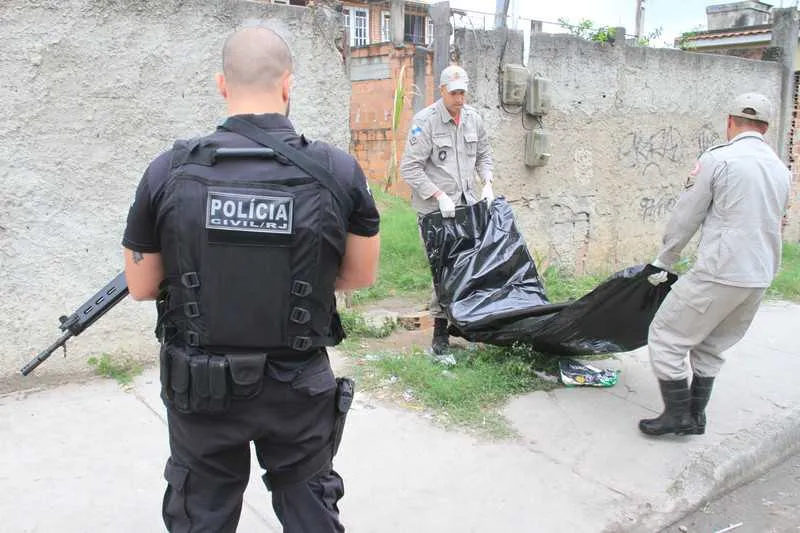 Corpo de Alexandre, que foi atingido por tiros no rosto, foi encontrado sem roupas na sala do imóvel