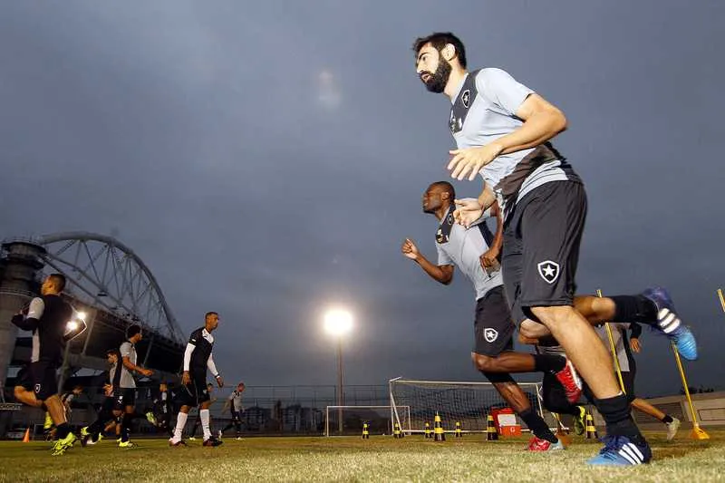 Os treinos de quarta e quinta serão no campo anexo do Nilton Santos e fechados para a imprensa