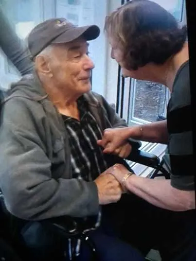 Imagem ilustrativa da imagem Casal de idosos é reunido depois de foto de despedida viralizar