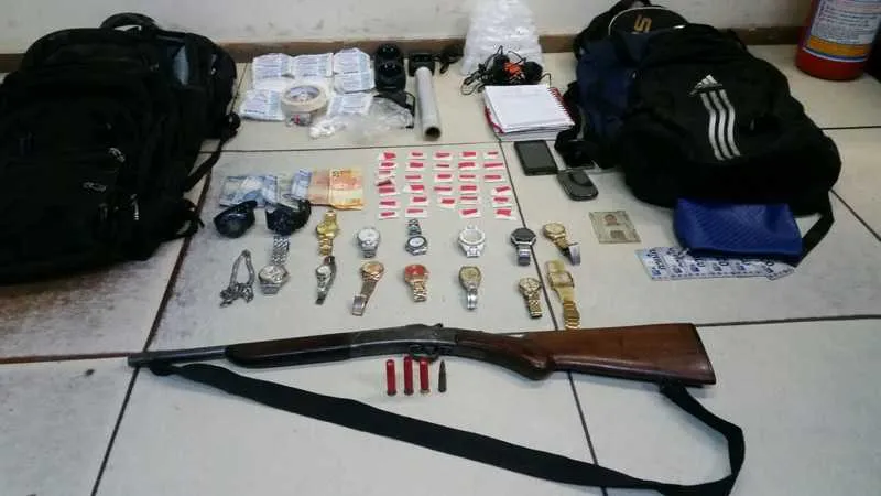 Jovens escondiam armas, munições e objetos roubados em casa