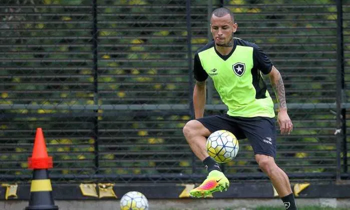 O lateral-direito Alemão vem se destacando nos treinos