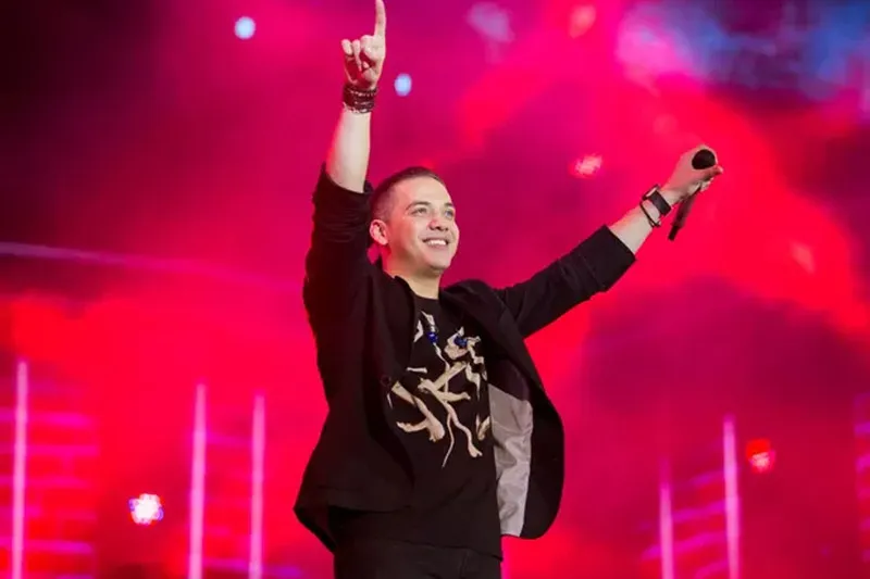 O cantor se apresenta no domingo pela primeira vez em SG