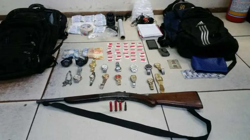 Menores foram flagrados com o material numa casa, em Itaboraí