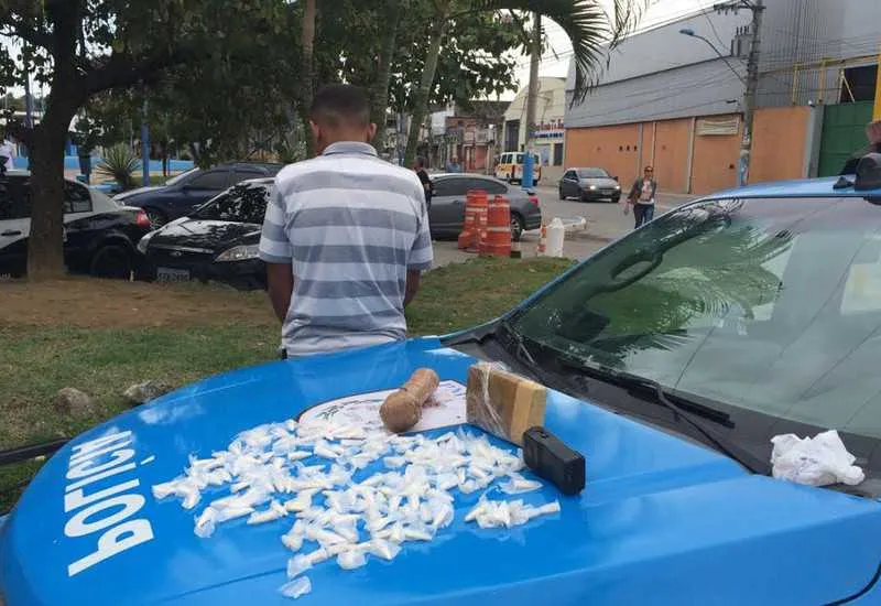 Adolescente também estava com carro roubado e maconha