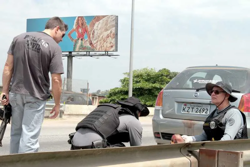 Um homem não identificado foi encontrado, hoje, dentro de um carro na BR-101
