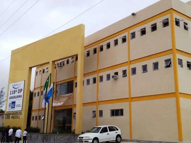 Policiais da delegacia de Araruama vão analisar imagens de câmeras para identificar criminosos