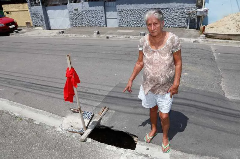 oradores colocaram pano para sinalizar buraco feito pela água