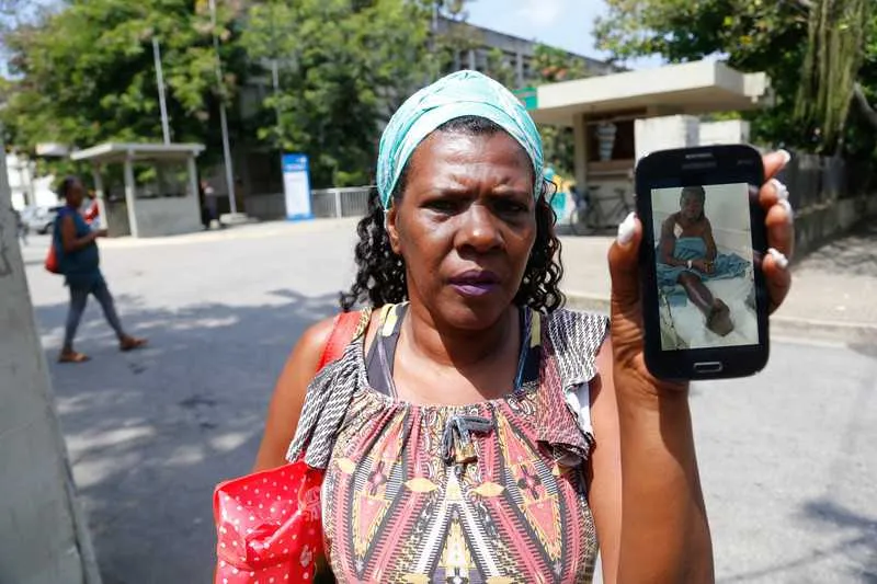 Luiza disse que a amiga corre o risco de perder a outra perna devido a demora no atendimento