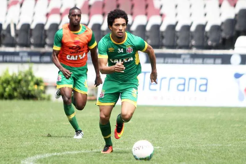 Douglas treinou na vaga de Diguinho, que não encara o Náutico na Arena Pernambuco amanhã