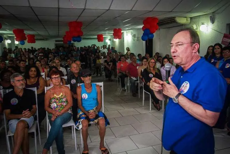 Neilton Mulim conversou com moradores da Trindade sobre os investimentos na área da saúde
