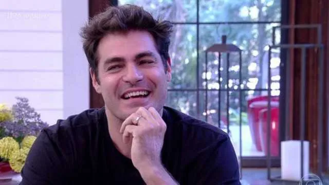 Thiago Lacerda foi motivo de comentários nas redes sociais nesta sexta-feira (30). O ator mostrou que não é de cerimônia, e devorou a mesa farta de Ana Maria Braga, no Mais Você. Thiago chegou até a falar de boca cheia, e a internet não perdoou. “Claramente o Thiago Lacerda sou eu, devorando tudo!! Primeiro entrevistado que eu vejo que come BEM nesse café! kkkkk”, disse um espectador. Outra internauta comparou o ator aos outros convidados que Ana Maria recebe no programa. “Os convidados da Ana f