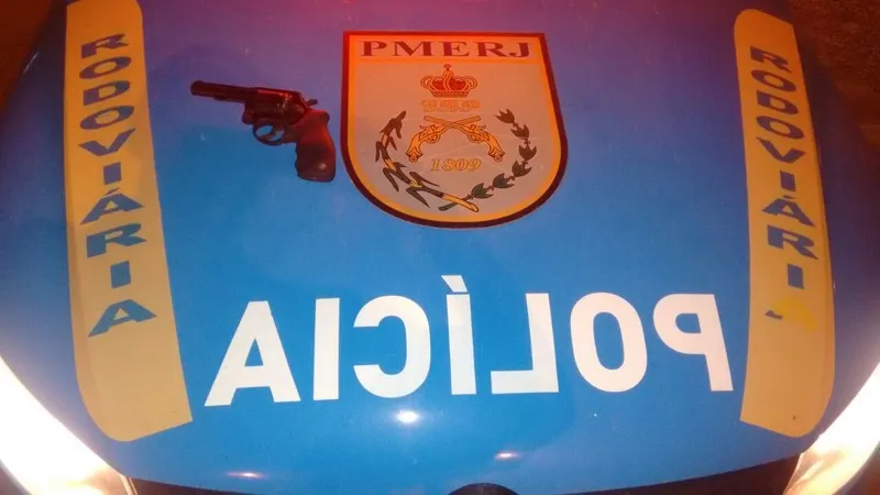 Jovem acabou preso com revólver e um carro roubado
