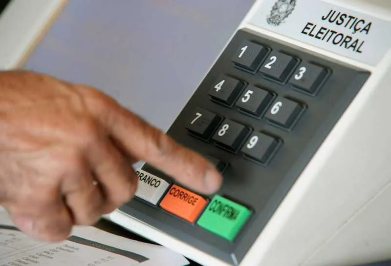 Após digitarem os números dos candidatos, os eleitores têm que apertar a tecla ‘Confirma’