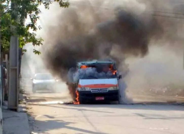 Segundo moradores, homens ligados ao tráfico de drogas pararam o veículo e o incendiaram
