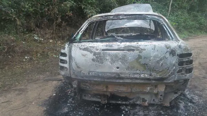 Corpo carbonizado foi encontrado em carro, no Engenho do Mato