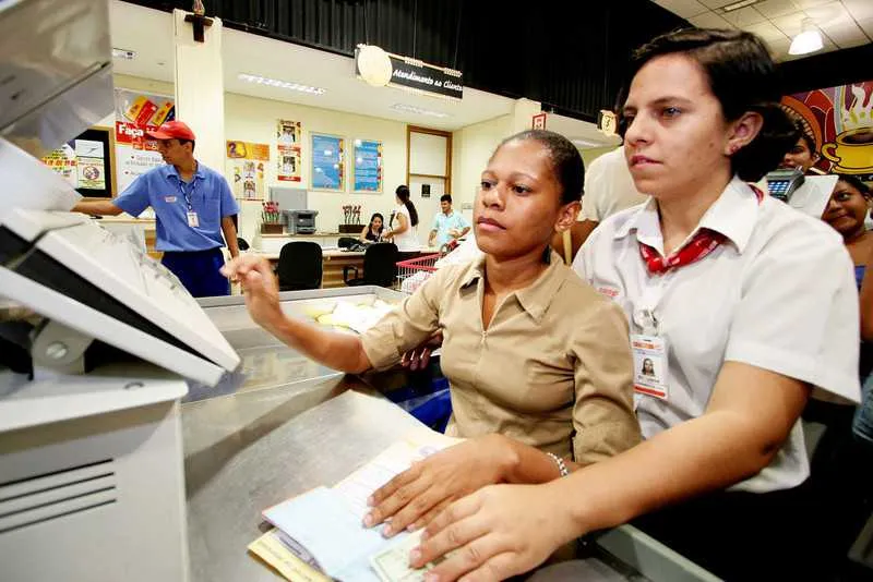 Maioria dos postos de trabalho abertos m São Gonçalo é para área do comércio. O maior número de chances é para operador de caixa

