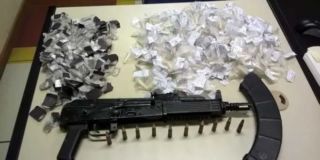 Na operação, policiais do Bope apreenderam um fuzil AK-47, munições, além de cocaína e maconha