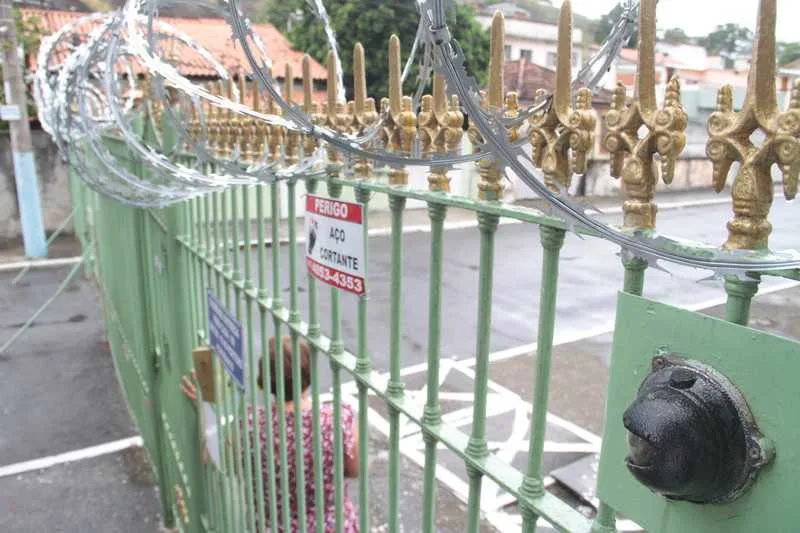Por medo de assaltos, moradores instalam cerca ‘navalhada’