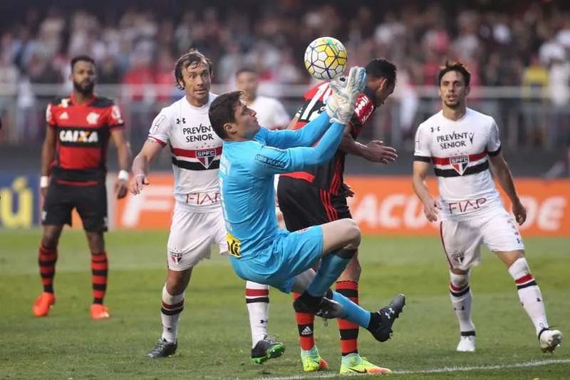 Flamengo cresce no segundo tempo, pressiona, mas Denis salva o São Paulo, no Morumbi

