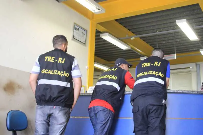 Fiscais do TRE levaram cinco pessoas que estavam fazendo boca de urna para a 73ª DP (Neves)