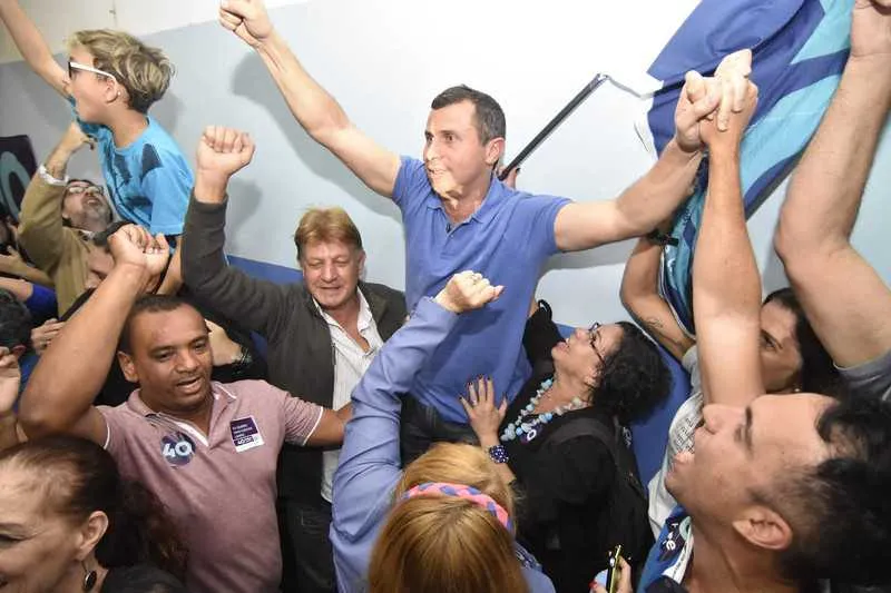 Felipe Peixoto estava em seu comitê de campanha, no Centro, e comemorou nas ruas de Icaraí