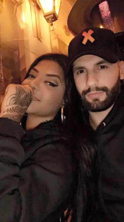 Parece que o amor está no ar novamente para Ludmilla. Pelo menos é o que tudo indica pela foto que a funkeira compartilhou nas redes sociais na noite do último domingo, 3. No clique, ela aparece de rostinho colado e em clima de romance com Xerxes Frechiani em um restaurante em São Paulo. Na legenda, ela usou o trecho de uma música do cantor Drake. "Me fez atravessar o oceano", escreveu. Mais do que depressa, o produtor americano respondeu nos comentários: "Irei a qualquer lugar do mundo por você