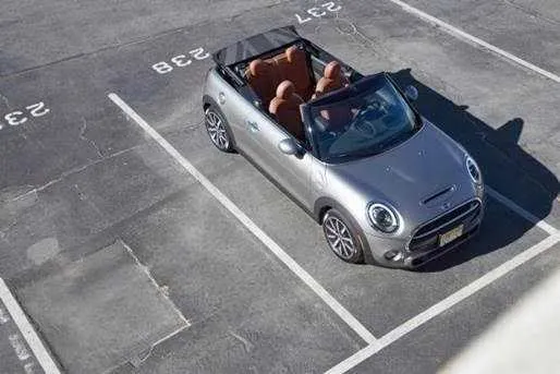 O recém lançado Mini Cabrio traz a possibilidade de abrir a capota e desfrutar do prazer de viajar ao ar livre, uma grande novidade