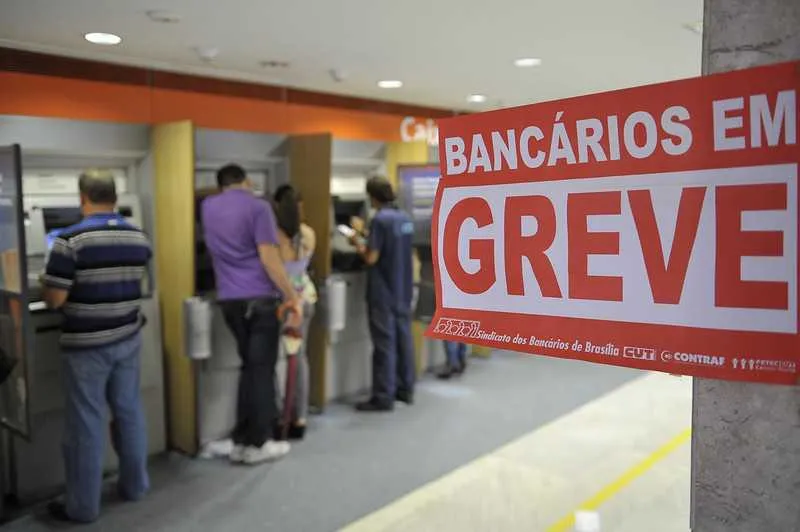Imagem ilustrativa da imagem Bancários fazem assembleia e decidem manter greve