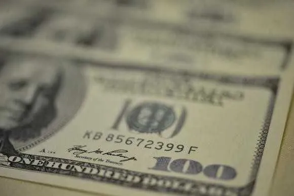 Imagem ilustrativa da imagem Dólar cai e fecha no menor valor desde agosto após eleições municipais
