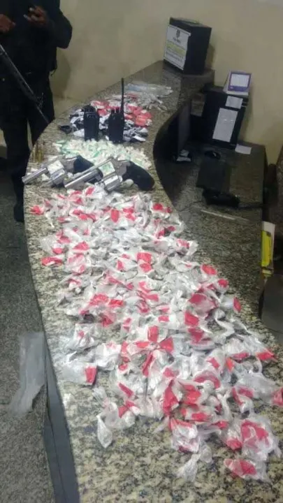  Na ação, policiais apreenderam dois revólveres e drogas
