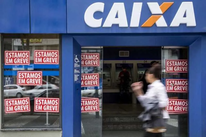 Imagem ilustrativa da imagem Agências da Caixa abrirão uma hora mais cedo segunda e terça-feira .